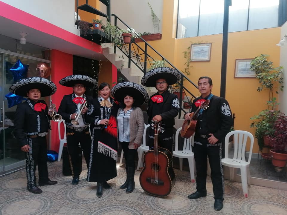 mariachiloscuates_cantante_mujer Mariachis Los Cuates ofreciendo show musical en vivo en Huancayo