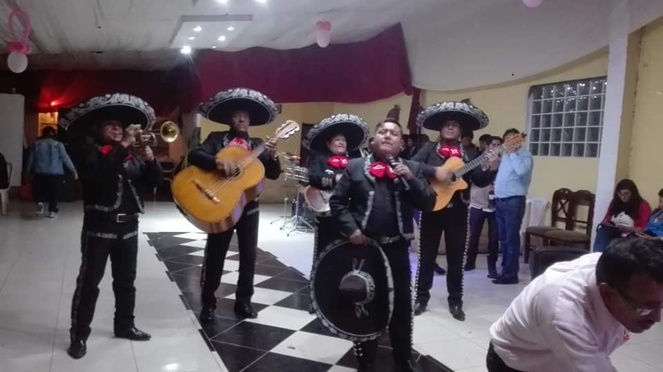 mariachiloscuates_fiesta Mariachi Los Cuates en presentación de cumpleaños con invitados